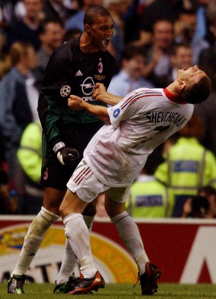 28 maggio 2003 - Il Milan di Ancelotti batte 3-2 la Juve ai rigori nella finale di Manchester e conquista la quarta Champions dell&#39;era Berlusconi. Shevchenko, autore del penalty decisivo, abbraccia Dida. Ap